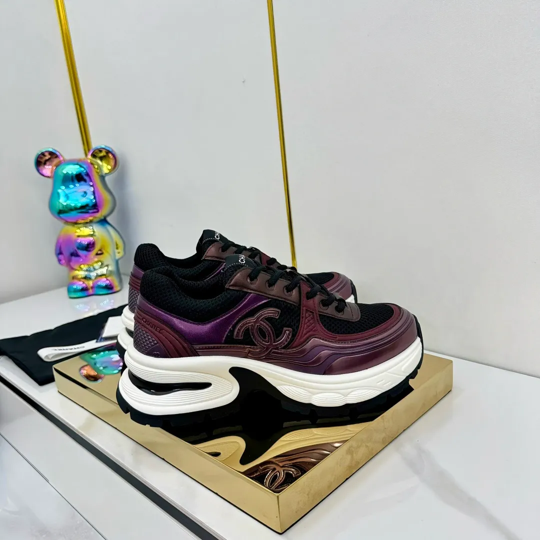 👟👟Ex-factory price 680👟👟 Upgraded version, upgraded version, upgraded version! No rebuttal accepted! ! ! ! Chanel Chanel panda shoes! 2025 counter's top casual sports shoes. This classic design; the upper is electro-embroidered with a variety of techniques; the outsole is fashionable and sporty; the unusual inclusion of a variety of color matching elements... The diversified mix and match is very good-looking and versatile, and can be used for leisure, fashion, sports, and outdoor... ꫛꫀꪝ Go➫ Materials: ❶Upper made of: original imported first-layer silk cowhide + original waterproof cloth + original first-layer cowhide ❷Inner lining: Original Yangli+Net ❸Outsole based on: Original TPU combination outsole Counter boutique packaging complete set for women 35–41 👉 👉 👉 👉